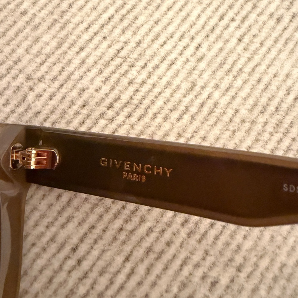 Givenchy sunglasses in beauty mauve color with rose gold details - Picture 5 of 7